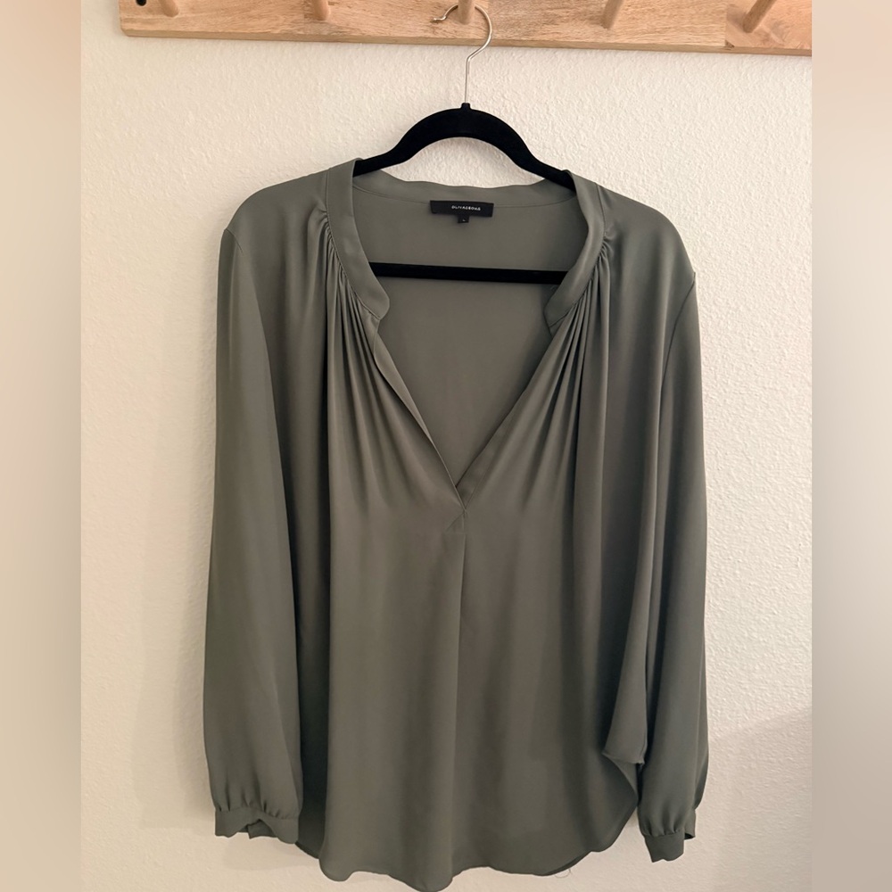 3 for $30 🔹 Olivaceous Olive Green Blouse- Size Large